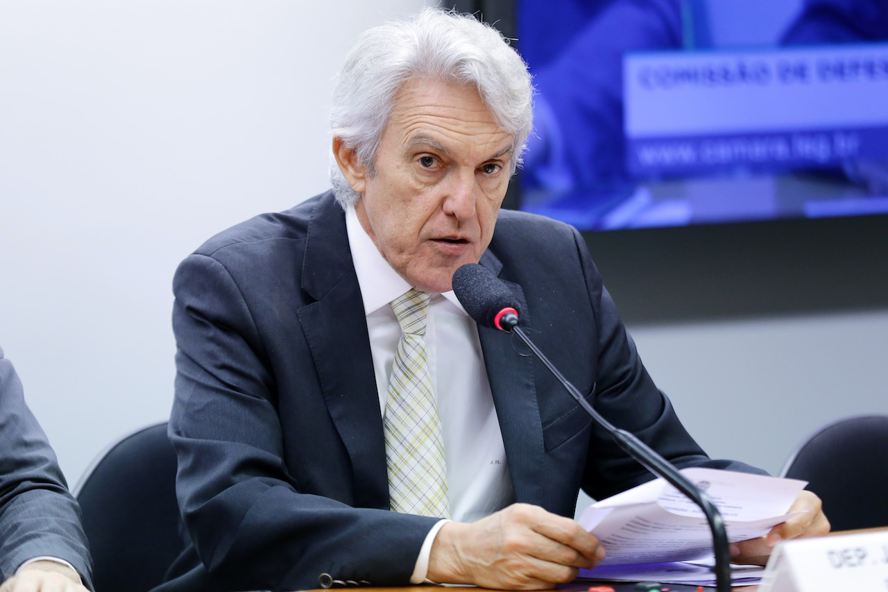 Pressionado, João Maia retira assinatura de emenda das 52h semanais