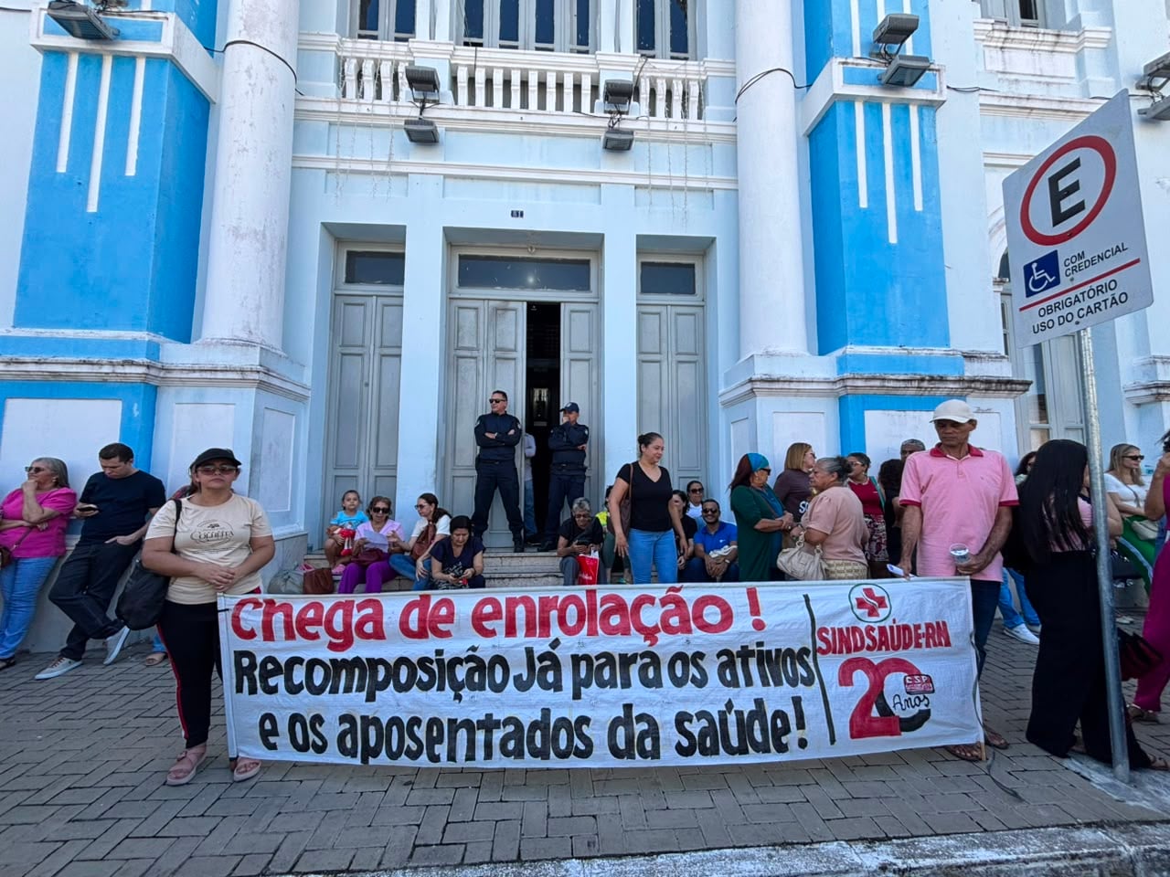 Trabalhadores da saúde param e fazem protesto em frente a Prefeitura de Natal