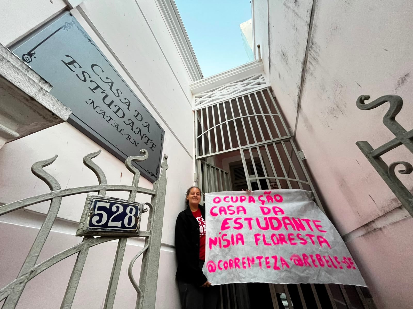 Mulheres ocupam Casa da Estudante em Natal e cobram reabertura